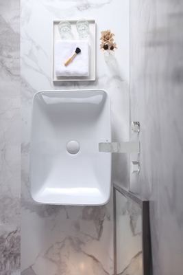 Mão superior contrária branca Art Wash Basin retangular da cor cerâmica do dissipador do banheiro da bacia do tampo da mesa