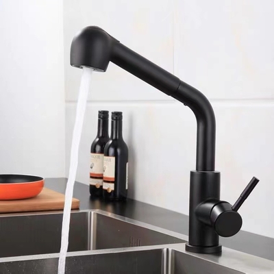 O preto retira o torneira sanitário dos mercadorias