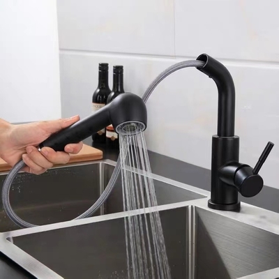 O preto retira o torneira sanitário dos mercadorias